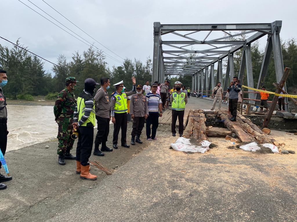 Kapolres Banggai Pantau Langsung Perbaikan Jembatan Tobelombang Nuhon.