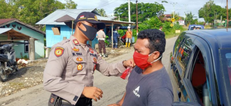 Cegah Covid-19, Polsek Batui Bagikan Masker ke Pengendara