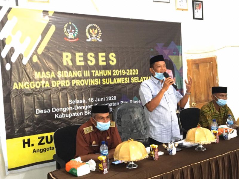 Reses Sambil Serap Aspirasi Kontituensnya di Sidrap, H. Zulkifli Zain Bagikan Bibit Durian