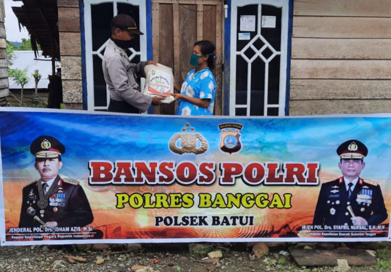 Polri Peduli, Polsek Batui Serahkan Bantuan Beras pada Warga Berekonomi Lemah