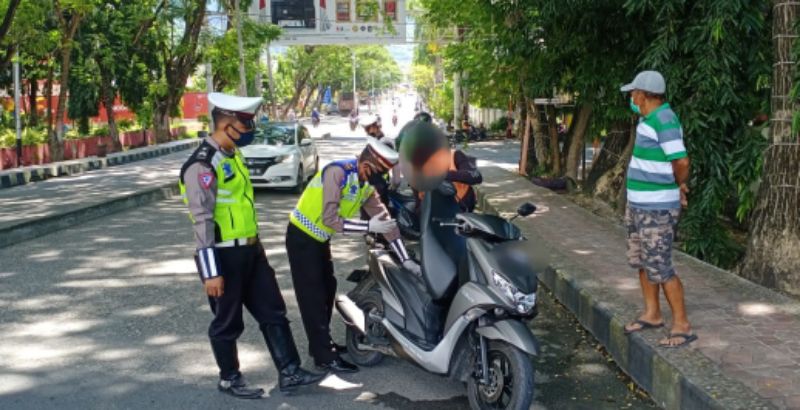 Masih Pembinaan, Personil Satlantas Polres Banggai Tegur Pelanggar Kalian dengan Cara Ini