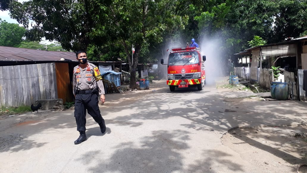 Cegah Penyebaran Covid-19, Kabag Ops Pimpin Penyemprotan Disinfektan