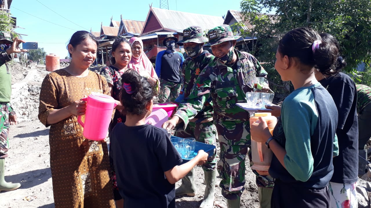 Begini Cara Kaum Emak-Emak di Jeneponto Dukung Satgas TMMD 108 Kodim 1425