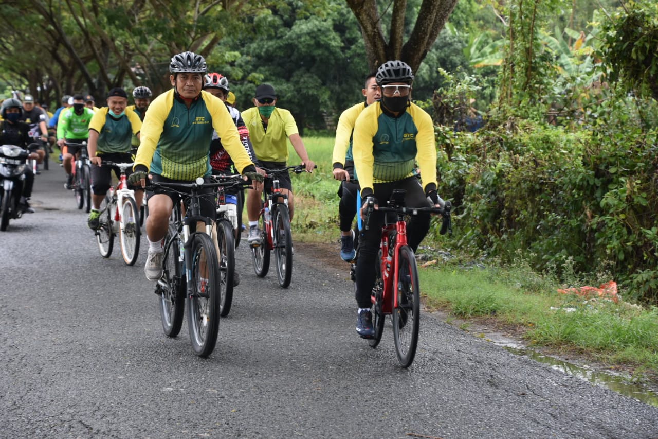 Danrem 141 Ajak Dandim 1407 Gowes Keliling Kota Bone