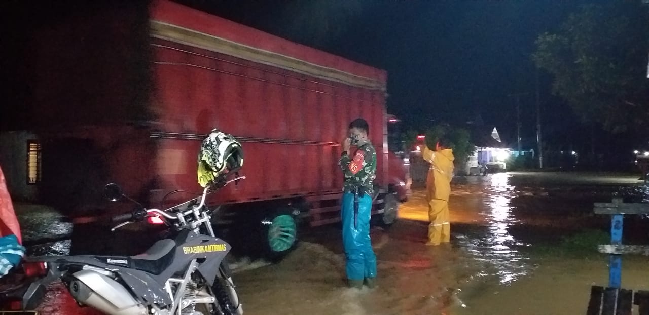 Akses Jalan Tertutup, Respon Cepat Polsek Bunta Bersihkan Material Pasir dan Batu