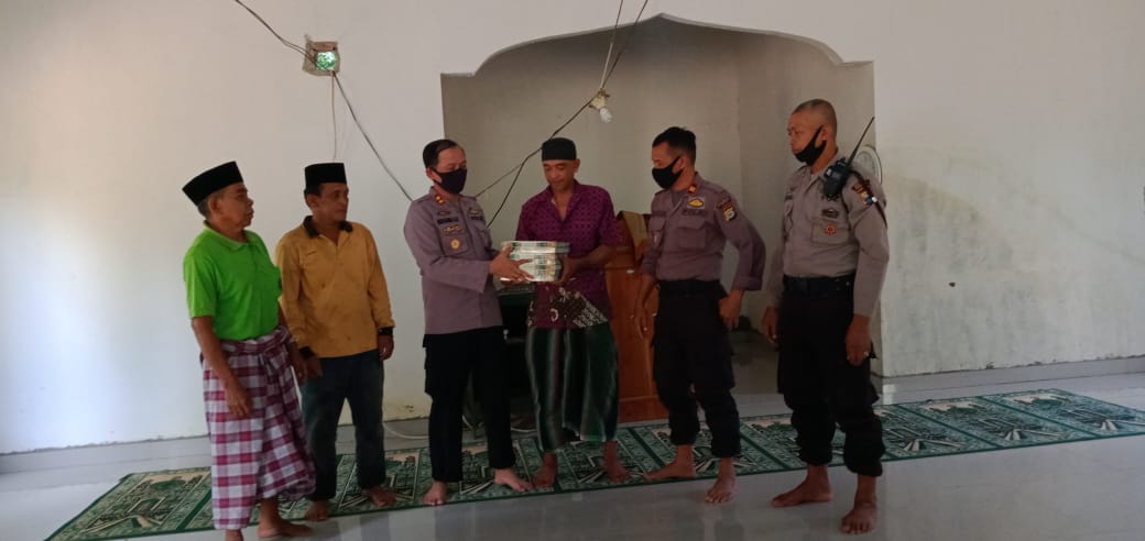 Kapolres Pangkep Peduli Agama, Patroli Sambil Serahkan Alquran di Masjid Tondong Tallasa