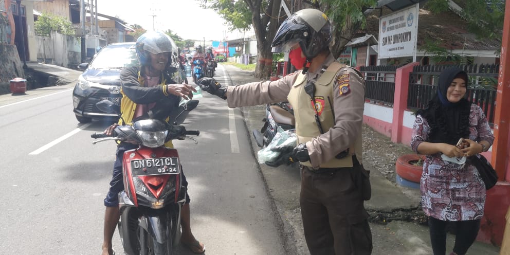 Cegah Covid-19, Sabhara Polres Banggai Bagi Masker Kepada Masyarakat