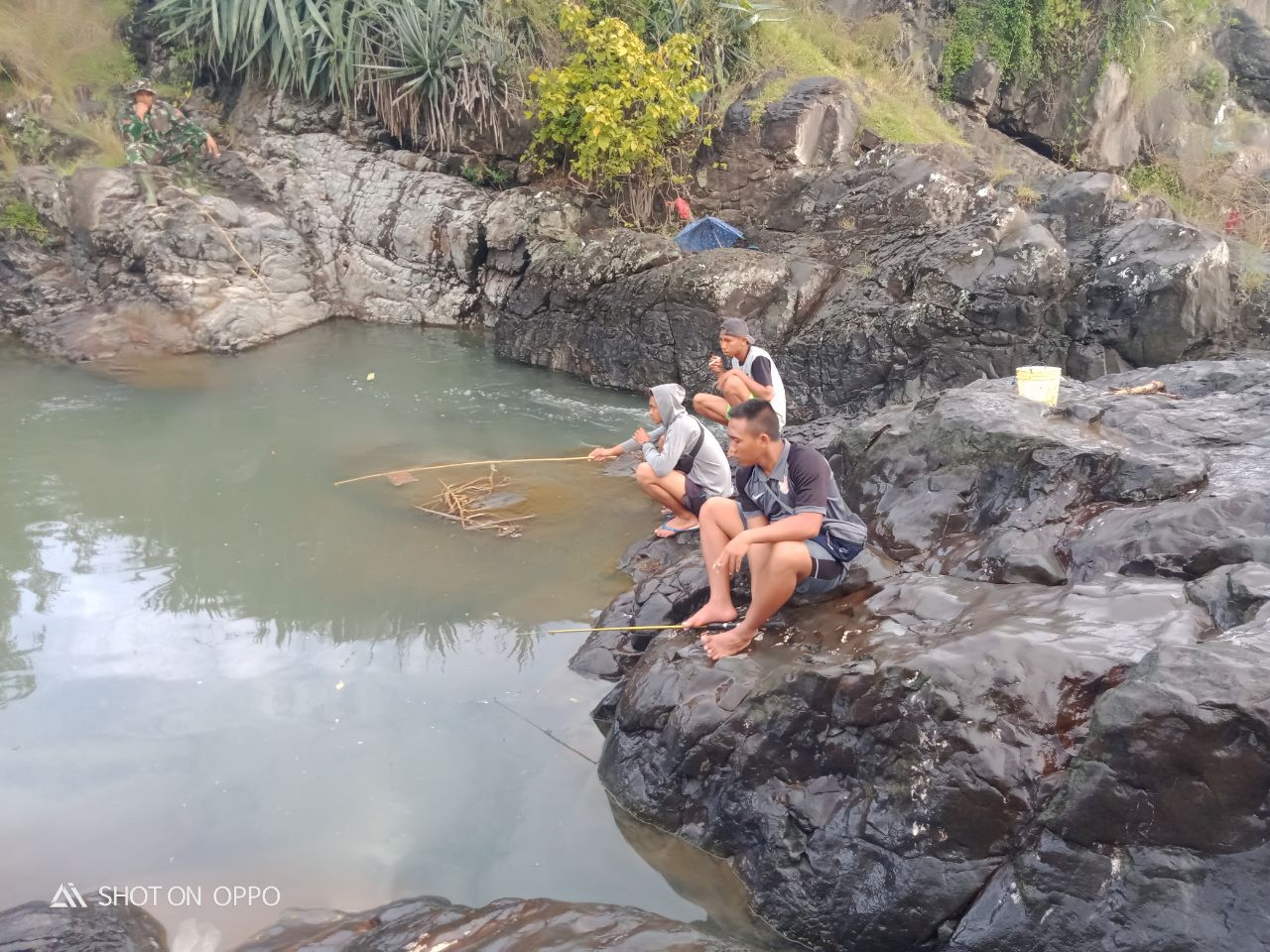 Jalin Kedekatan Satgas TMMD ke-108 Kodim Jeneponto Mancing Bareng Dengan Warga