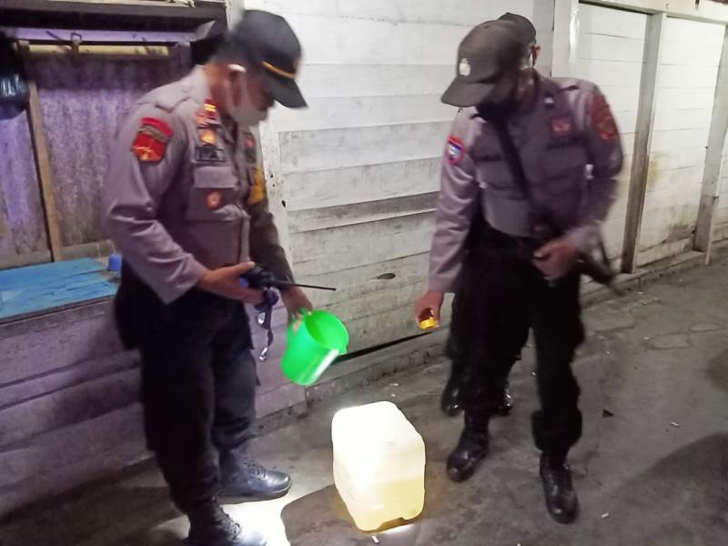 Polisi Sita Belasan Liter Cap Tikus di Salah Satu Rumah di Pagimana