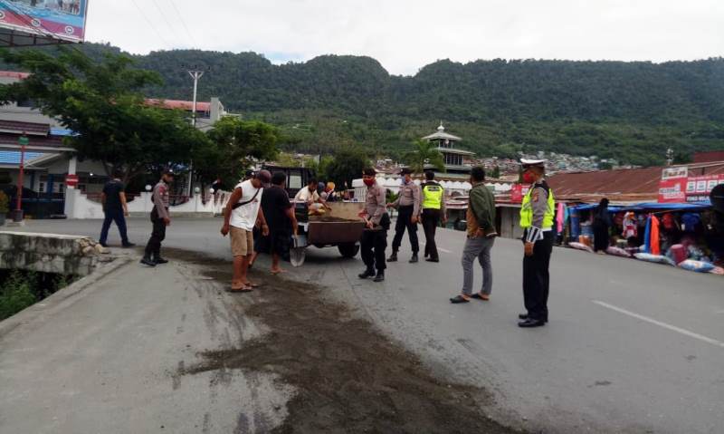 Quick Response, Personil Polres Banggai Timbun Tumpahan Solar di Jalan