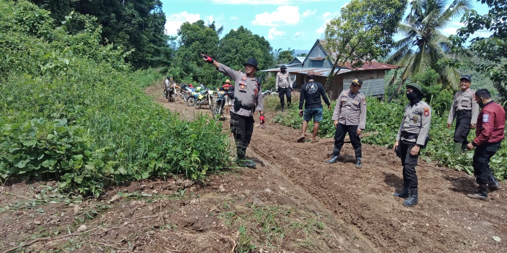 Di Backup Sabhara Polres Sidrap, Personil Polsek Pitu Riase Buka Akses Desa Tanatoro Tertimbun Longsor