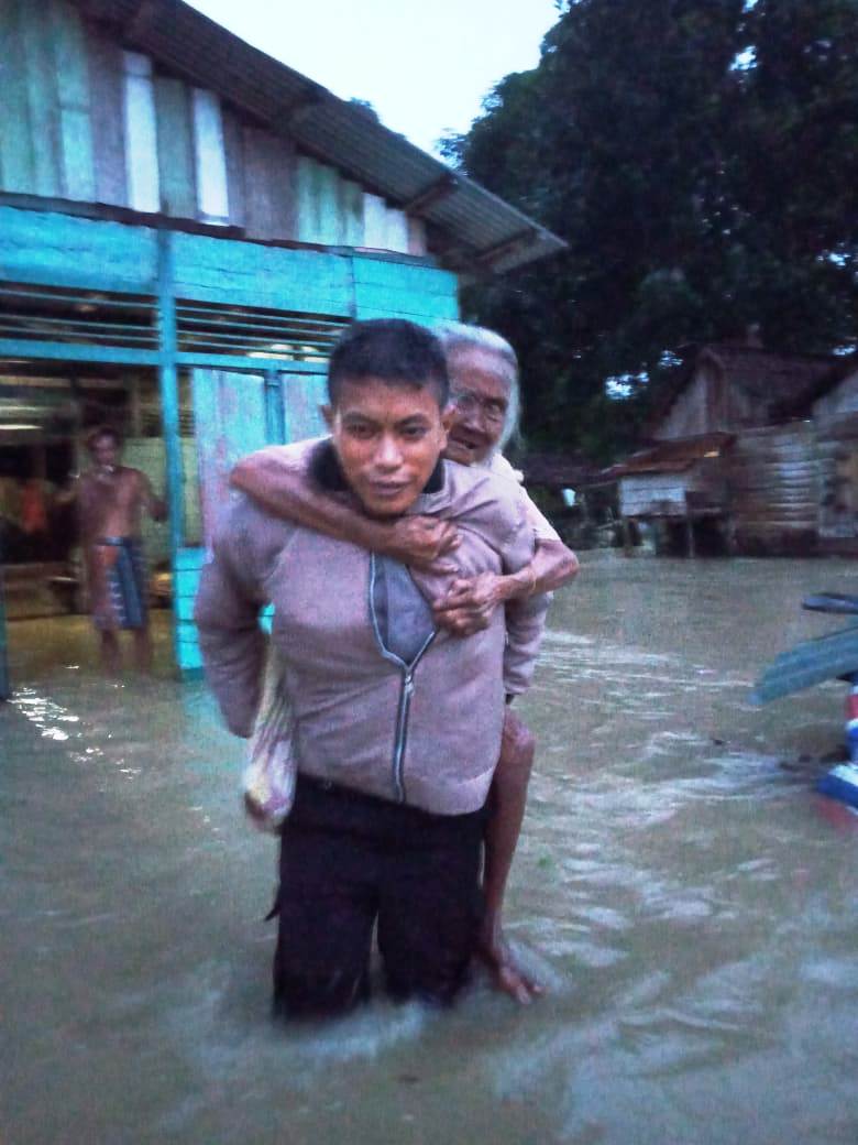 Aksi Heroik Aipda Mohammad Aris Evakuasi Warga Korban Banjir di Luwuk Timur