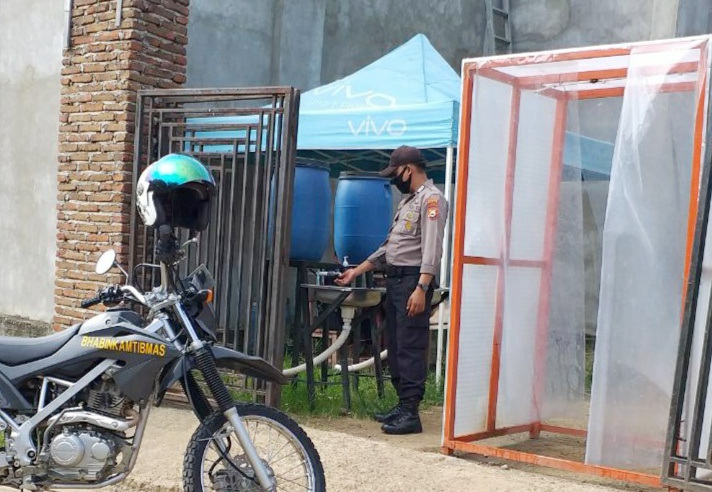 Bersama Kades Wanio, Bhabinkamtibmas Polsek Panca Lautang Kunjungi Masjid Jelang Lebaran Qurban