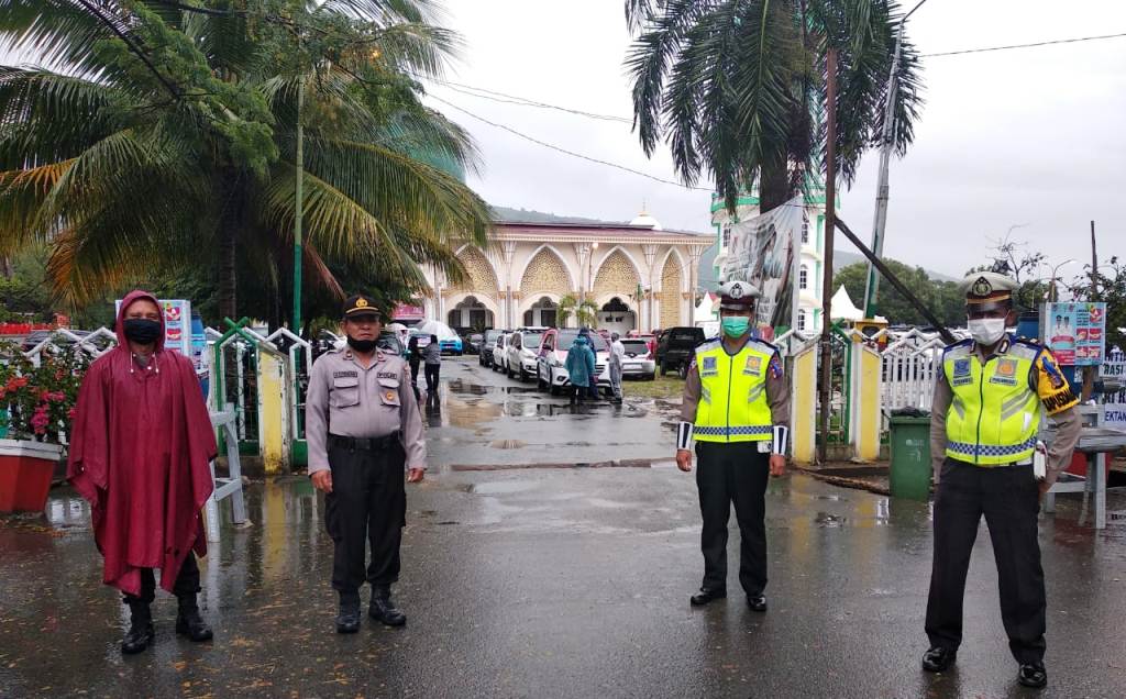 Personil Polres Banggai dan Jajaran Amankan Jalannya Sholat Idul Adha 1441 H