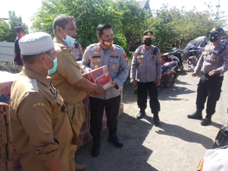 Langsung Tanggap Korban Banjir di Sidrap, TNI-Polri Salurkan Air Bersih di Lokasi