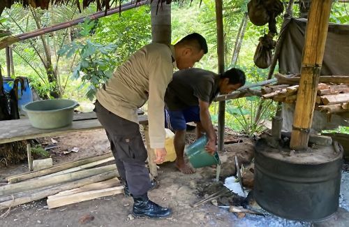 Polisi Gerebek Gubuk Penyulingan Cap Tikus di Simpang Raya