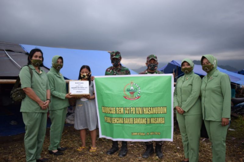 Bantuan Kemanusiaan Persit Koocab Rem 141 PD XIV/Hasanuddin Mulai Disalurkan di Masamba