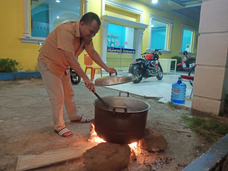 Masak Buras Pakai Bahan Kayu, Ketua Kadin Sidrap Ajak Masyarakat Ramah Lingkungan