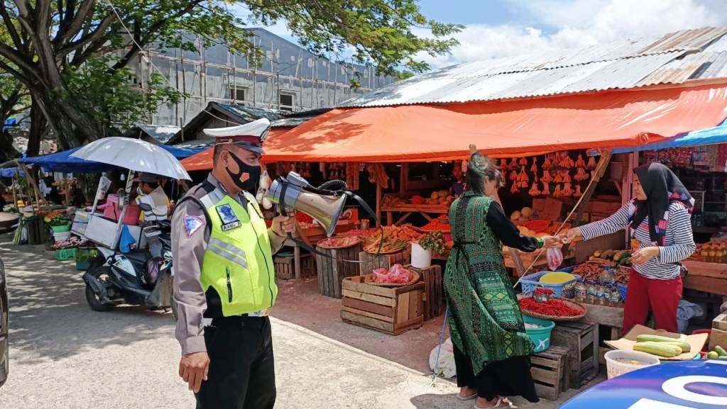 Adaptasi Kebiasaan Baru, Satlantas Polres Banggai Rutin Sosialisasi Protokol Kesehatan di Lokasi Keramaian