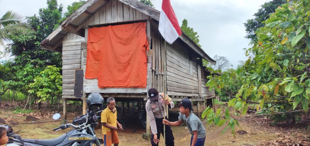 Demi Rasa Nasionalis, AIPDA Sainul Rela Tempuh 35 Km Bagikan Bendera Merah Putih pada Warga Suku Pedalaman