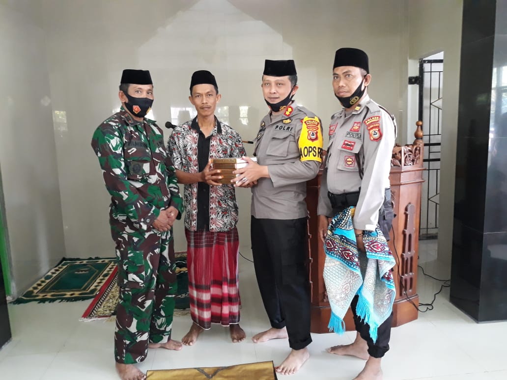 Safari Jumat, Kapolres Bagikan Al Quran