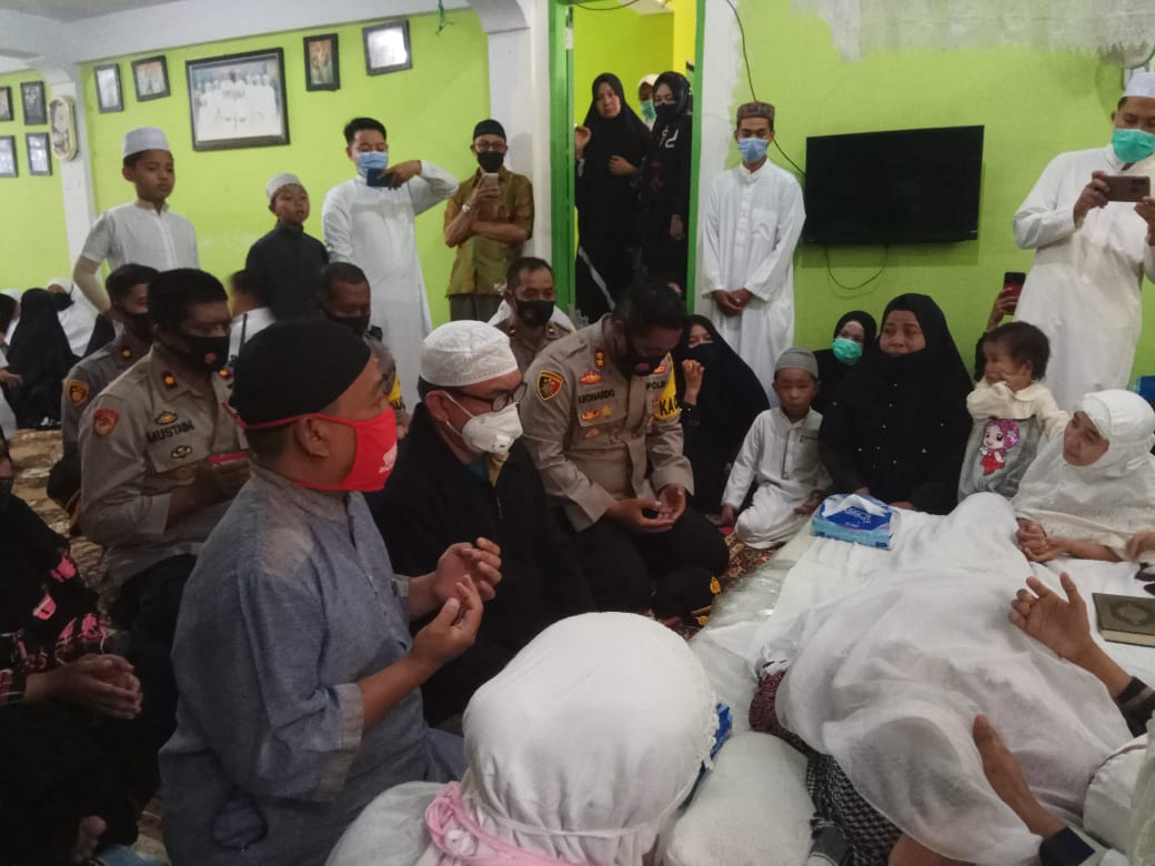 Turut Berduka Cita, Kapolres Melayat ke Rumah Duka Alm Ketua MUI Sidrap