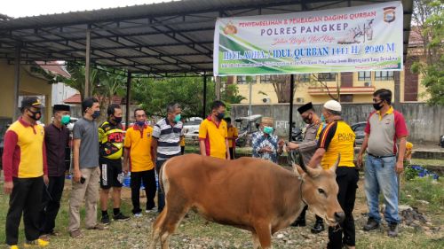 Moment Idul Qurban, Kapolres Pangkep Berbagi Daging pada Dhuafa