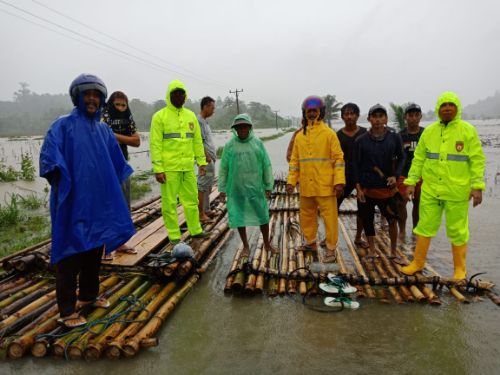 Kapolsek Batui Terjun Langsung Pantau Lokasi Terkena Banjir