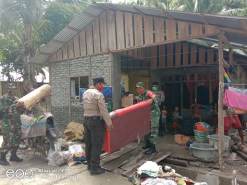 Sinergitas TNI/Polri Bantu Bersihkan Rumah Warga Terdampak Banjir di Balantak Selatan