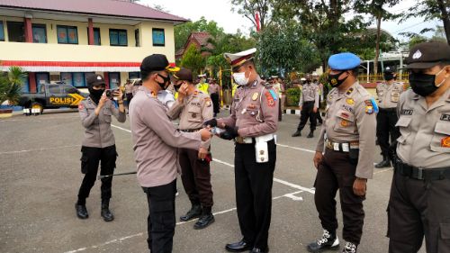 Adaptasi Kebiasaan Baru, Kapolres Pangkep Bagikan Masker