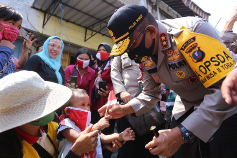 Kapoldasu Beri Bantuan Sembako Kepada warga dan Pedagang Pasar Pulo Brayan