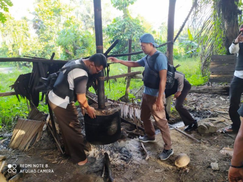 Berantas Miras, Polsek Bunta Musnahkan Lokasi Penyulingan Cap Tikus di Laonggo