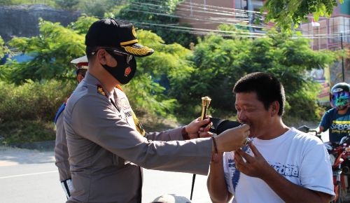 Kapolres Banggai Peduli Covid-19, Turun Langsung Bagikan Masker pada Pengendara