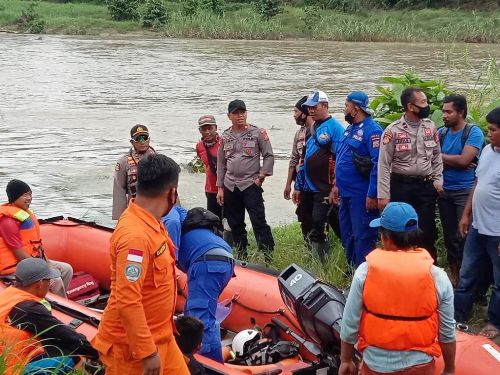 Percepat Pencarian Satu Keluarga Hanyut di Toili, Kapolres Banggai Terjunkan Personel Sabhara