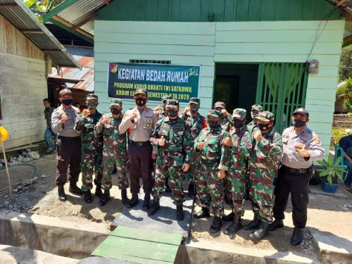 Sinergitas TNI-Polri, Kapolsek Balantak Hadiri Peresmian Bedah Rumah Korban Banjir