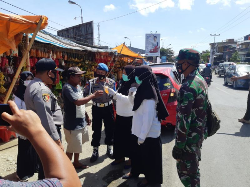 Penerapan Kebiasaan Protokoler Kesehatan, TNI-Polri di Dua Pitue Sidrap Kompak Masker ke Warga