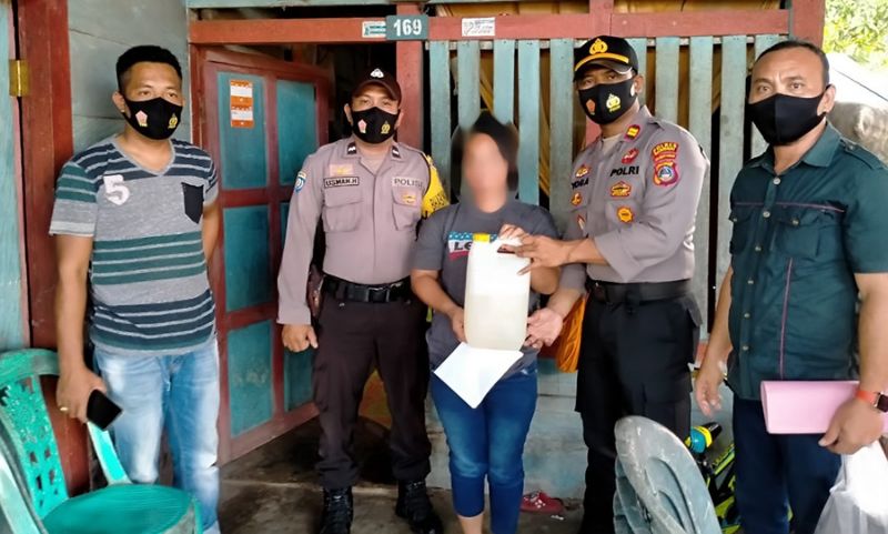 Kedapatan Simpan Miras di Lemari, IRT di Batui Selatan Digelandang Polisi