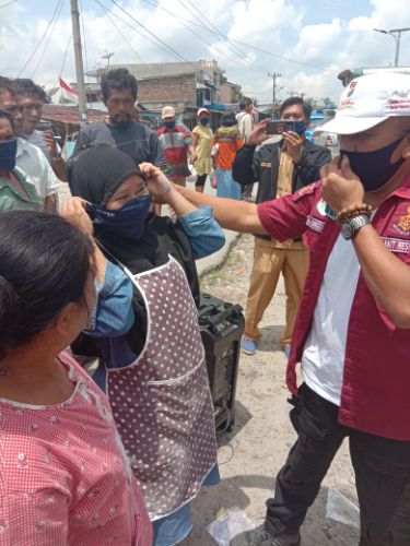 Peduli Covid-19, Personil Polsek Dolok Pardamean Polres Simalungun Bagi Masker pada Masayarakat