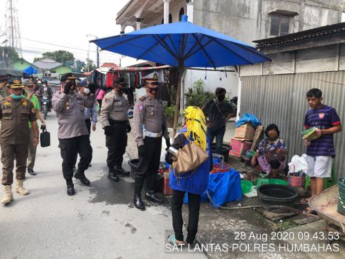 Sambangi Pasar Tradisional, Polres Humbahas Sosialisasi Protokol Kesehatan dan Bagi Masker