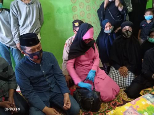 Turut Berduka Cita, Kapolres Pangkep Melayat ke Rumah Personilnya Meninggal Dunia