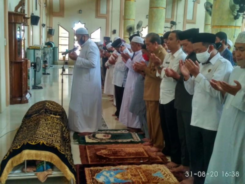 Turut Berduka Cita, Bupati Dollah Mando Melayat dan Menyalati Jenazah Ketua MUI Sidrap