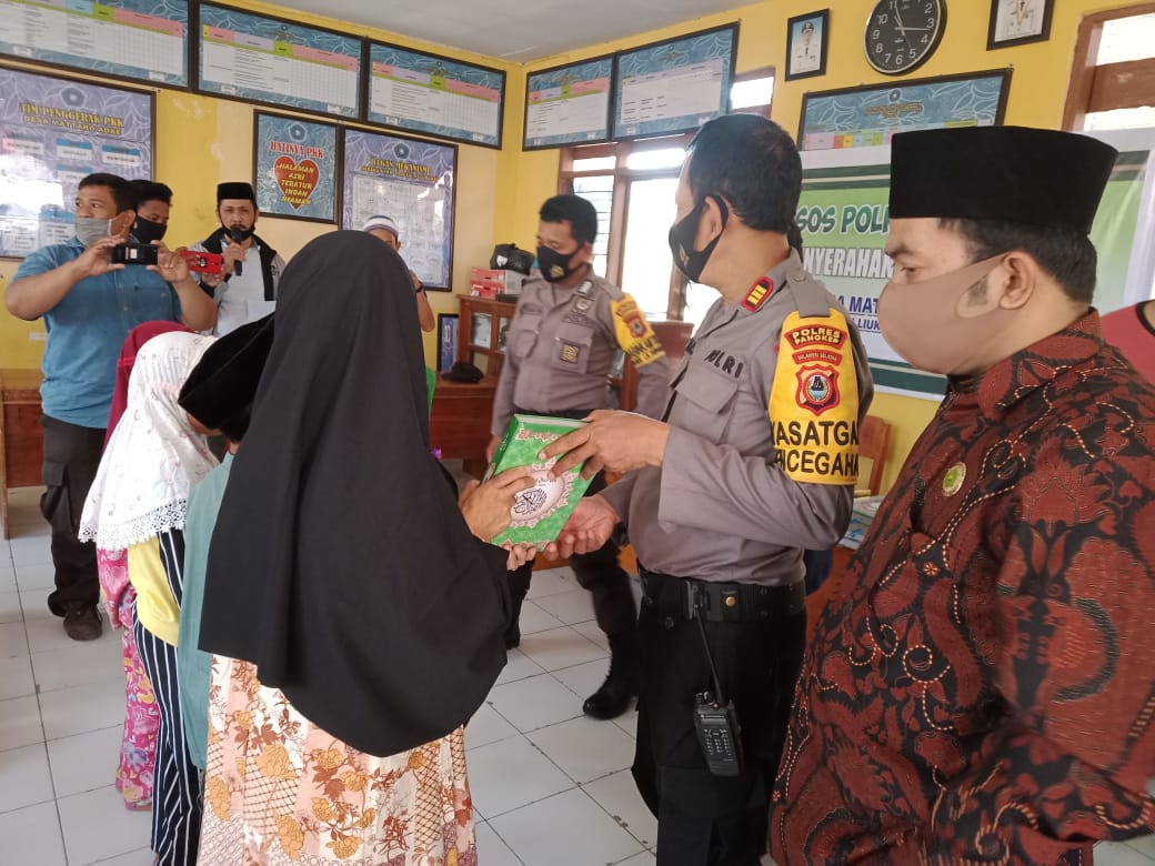 Bantuan Alquran Polres Pangkep Diserahkan Kasat Binmas Ke warga Pulau Sanane