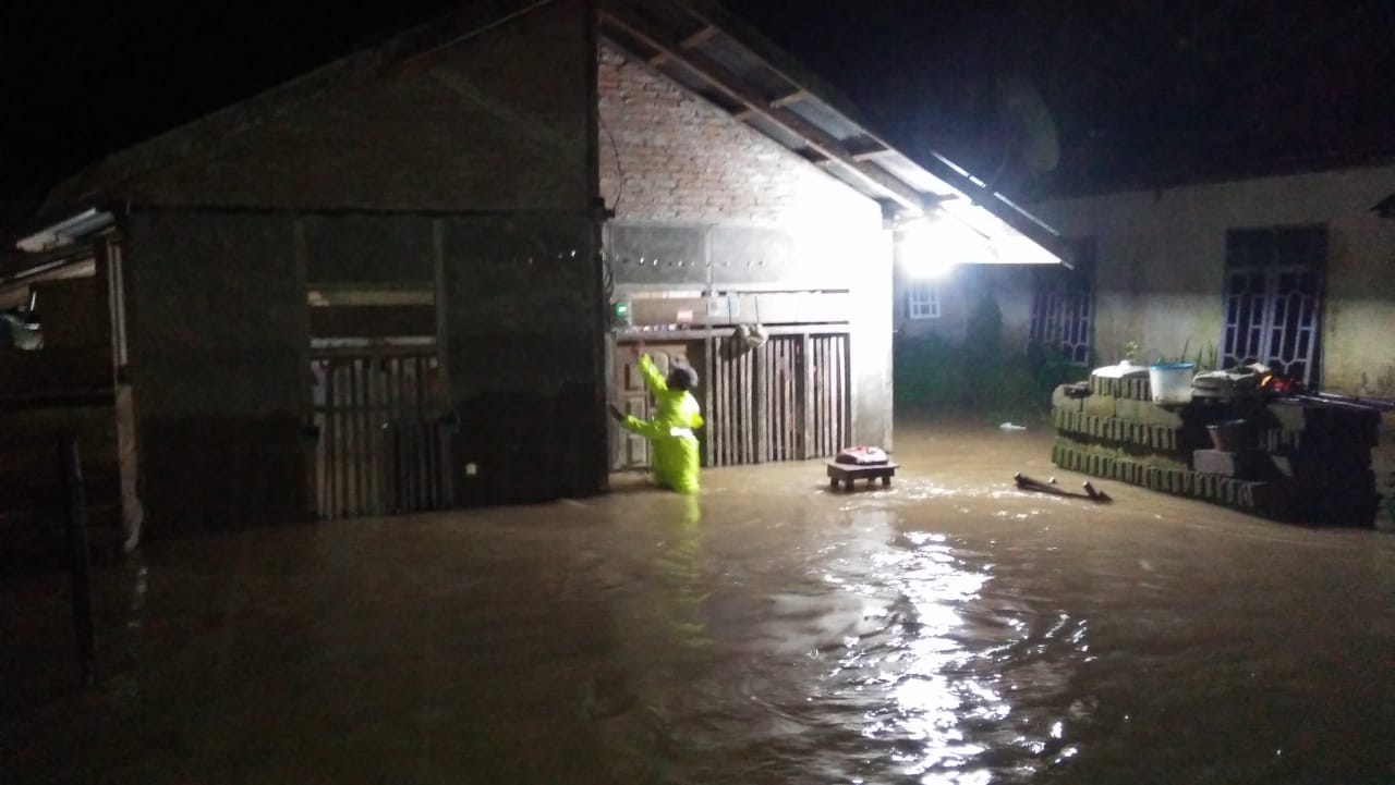 4 Desa di Dataran Toili Terendam Banjir, Kapolsek Terjun Langsung Evakuasi Warga