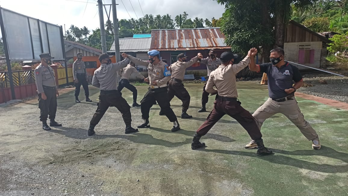 Asah Kemampuan Anggota, Kapolsek Lamala Pimpin Latihan Beladiri Polri