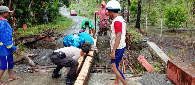 Di Banggai, TNI-Polri Kompak Gotong Royong Bersama Warga Perbaiki Jembatan Rusak di Toili