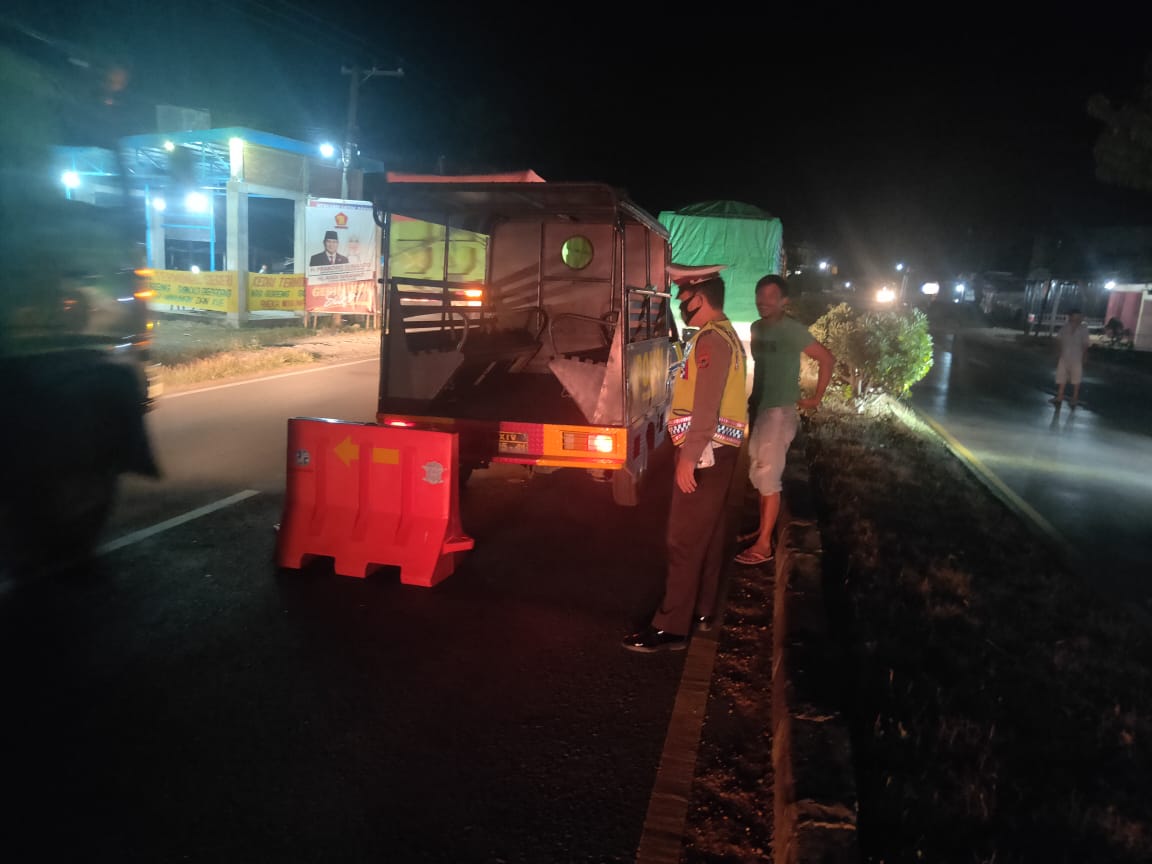 Minimalisir Lakalantas Saat Mobil Truck Pecah Ban, Personil Polsek Segeri Pasang Water Barrier