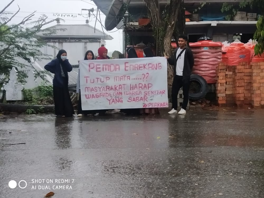 Pergerakan Koalisi Rakyat Enrekang Gelar Aksi Bentang Spanduk