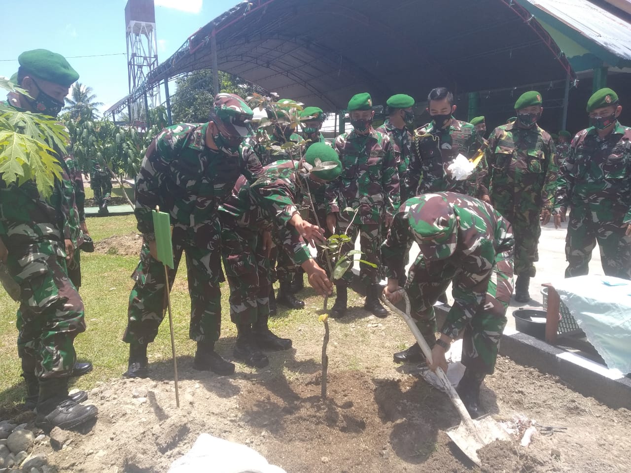 Dukung Program Pangan, Danrem 141 Toddopuli Tanam Pohon Kelengkeng dan Restocking Ikan