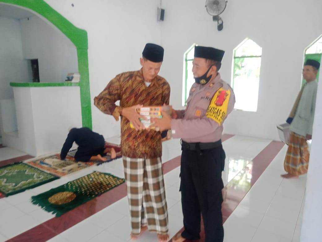 Kapolsek Segeri Bantu Kitab Suci Al Quran pada Pengurus Masjid Jami Baiturrahman