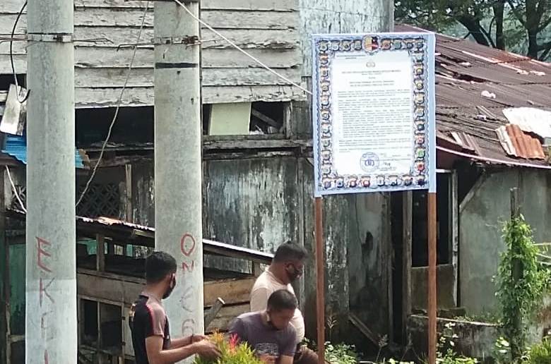 Jajaran Polres Banggai Giat Pasang Baliho Maklumat Kapolri Terkait Pilkada di Tengah Pandemi